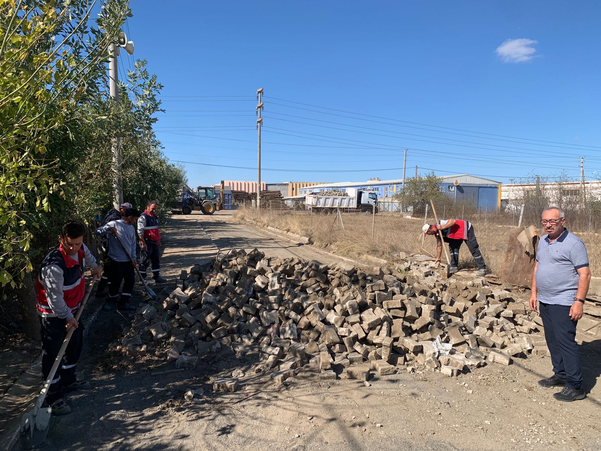 Ergene Belediyesi Fen İşleri Müdürlüğü ekipleri, ilçe genelinde yoğun tempo
