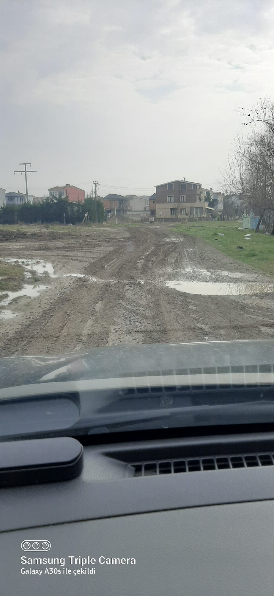 Yeniçiftlikteki çamurlu yollar mahalle sakinlerini çileden çıkardı Tekirdağ’ın Marmaraereğlisi ilçesi Yeniçiftlik Mahallesi’nde yaşayan vatandaşlar, yollarının yapılmayışı nedeniyle