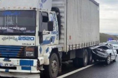 Kamyona çarpan otomobilde iki kişi yaralandı TEKİRDAĞ’ın Malkara ilçesinde kamyona arkadan çarpan otomobilin sürücüsü uzman çavuş