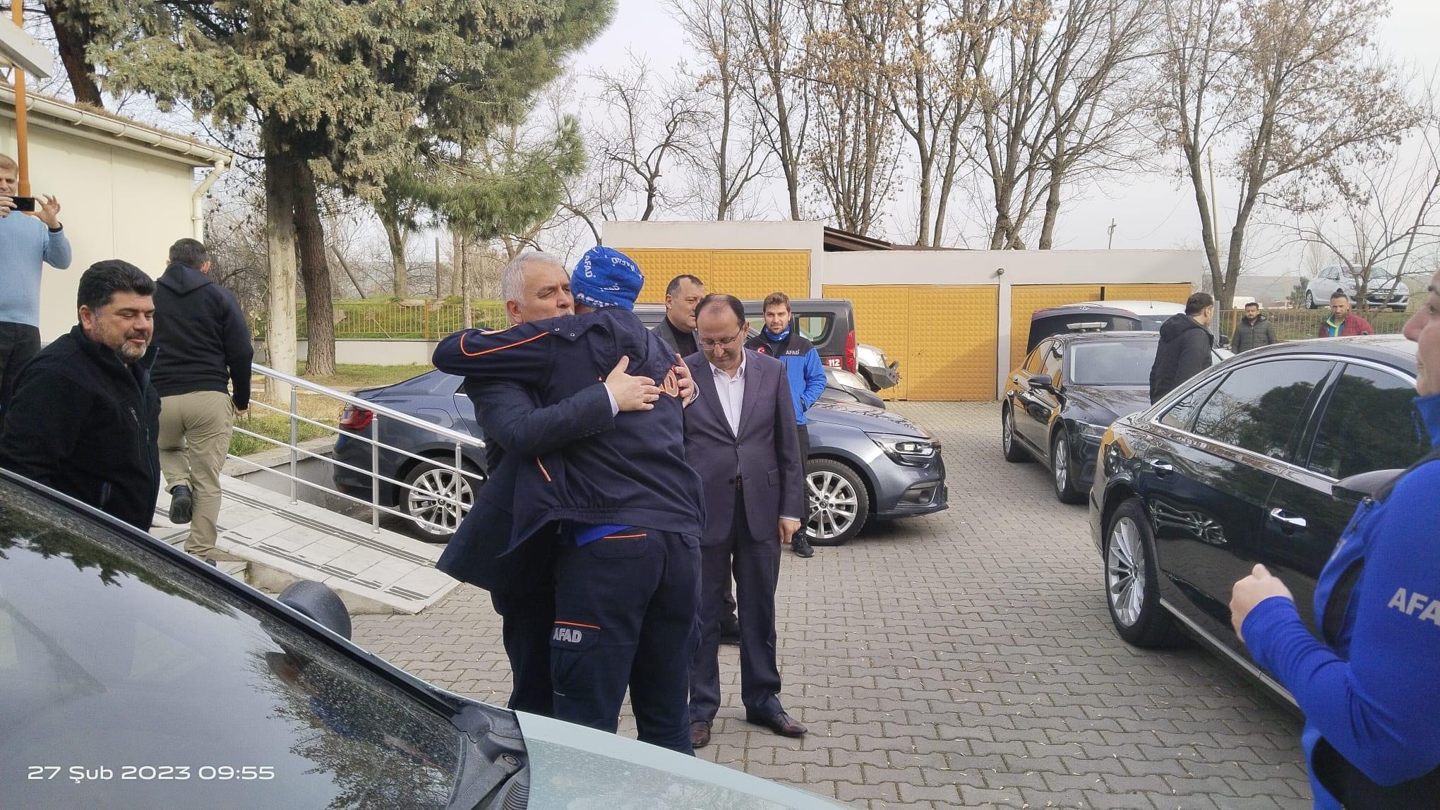 Vali Aziz Yıldırım Deprem Bölgesinden Dönen AFAD ekiplerini karşıladı Vali Aziz Yıldırım, Kahramanmaraş’ın Pazarcık ve Elbistan ilçeleri merkezli yaşanan