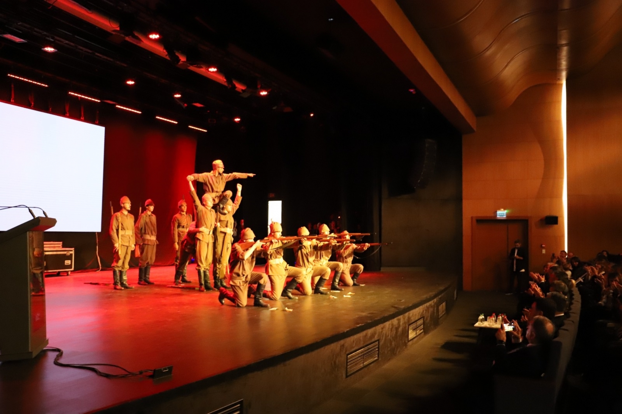 Enis Sülün Konferans Salonunda Muhteşem Gösteri Çorlu'nun kurtuluşunun 100. yıl dönümü coşkusunu sanatla birleştiren Cumhuriyet Dans