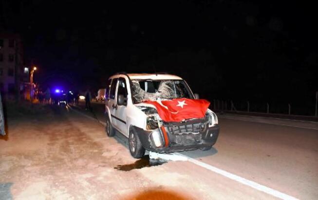 Yol Kenarında Yürürken Araba Çarptı Öldü Tekirdağ'ın Saray ilçesinde yol kenarında yürüyen Ömer Sarıkaya (74), hafif