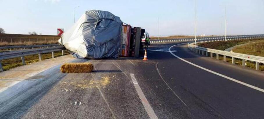 Malkara’da Saman Yüklü TIR Devrildi: 2 Yaralı Tekirdağ’ın Malkara ilçesinde devrilen saman yüklü TIR’ın sürücüsü Yücel Aydın(34)