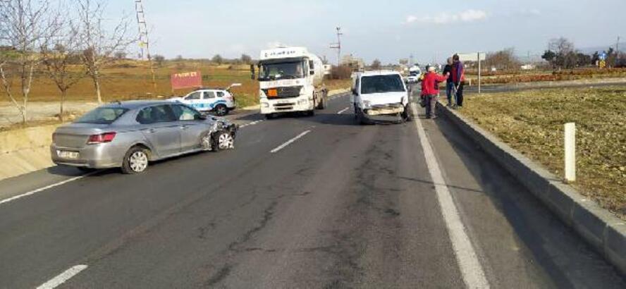 Malkara’da Trafik Kazası: 2 Yaralı Tekirdağ'ın Malkara ilçesinde otomobille hafif ticari aracın çarpışması sonucu meydana