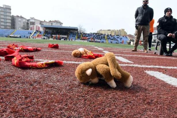 Depremzedeler Yararına Oynanan Maçta, Sahaya Atkı ve Oyuncaklar Atıldı Bölgesel Amatör Lig (BAL) 11'inci Grup'ta mücadele eden Çorluspor 1947