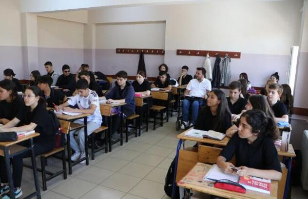 Kaza Geçirip Bırakmak Zorunda Kaldığı Okuluna, Öğretmen Olarak Döndü Tekirdağ'da liseye giderken geçirdiği deniz kazasında engelli kalıp okuldan ayrılmak