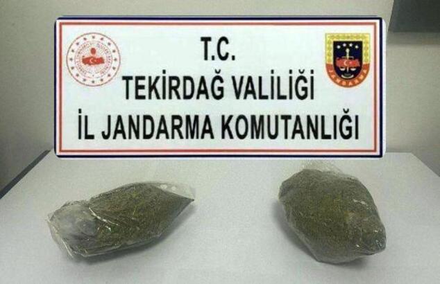 Jandarmadan Kaçan Şüpheli Esrarla Yakalandı Tekirdağ'ın Ergene ilçesinde jandarma ekiplerini görünce kaçan ve takip sonucu