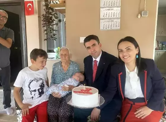 Cumhuriyet İle Yaşıt Ayşe Nineye Doğum Günü Sürprizi Tekirdağ’ın Çorlu ilçesinde Kaymakam Murat Eren, 100 yaşına giren Ayşe
