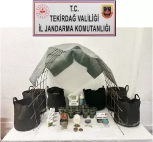 Tekirdağ'ın Marmaraereğlisi ilçesinde evine sera kurup uyuşturucu yetiştiren C.B., yakalandı.