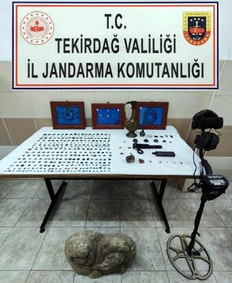 Tekirdağ’da tarihi eser operasyonu TEKİRDAĞ’ın Şarköy ilçesinde jandarmanın bir evde yaptığı aramada tarihi eser