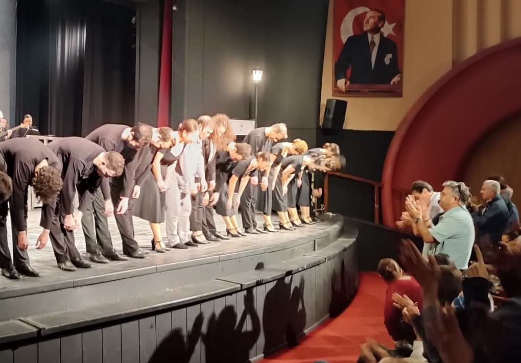 Adana’da Ayakta Alkışlandılar Kültür ve sanat alanında yaptığı çalışmalarla sanata ve sanatçıya verdiği