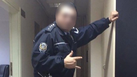 Deprem bölgesine destek için gönderilen bir emniyet personelinin yardım malzemelerini