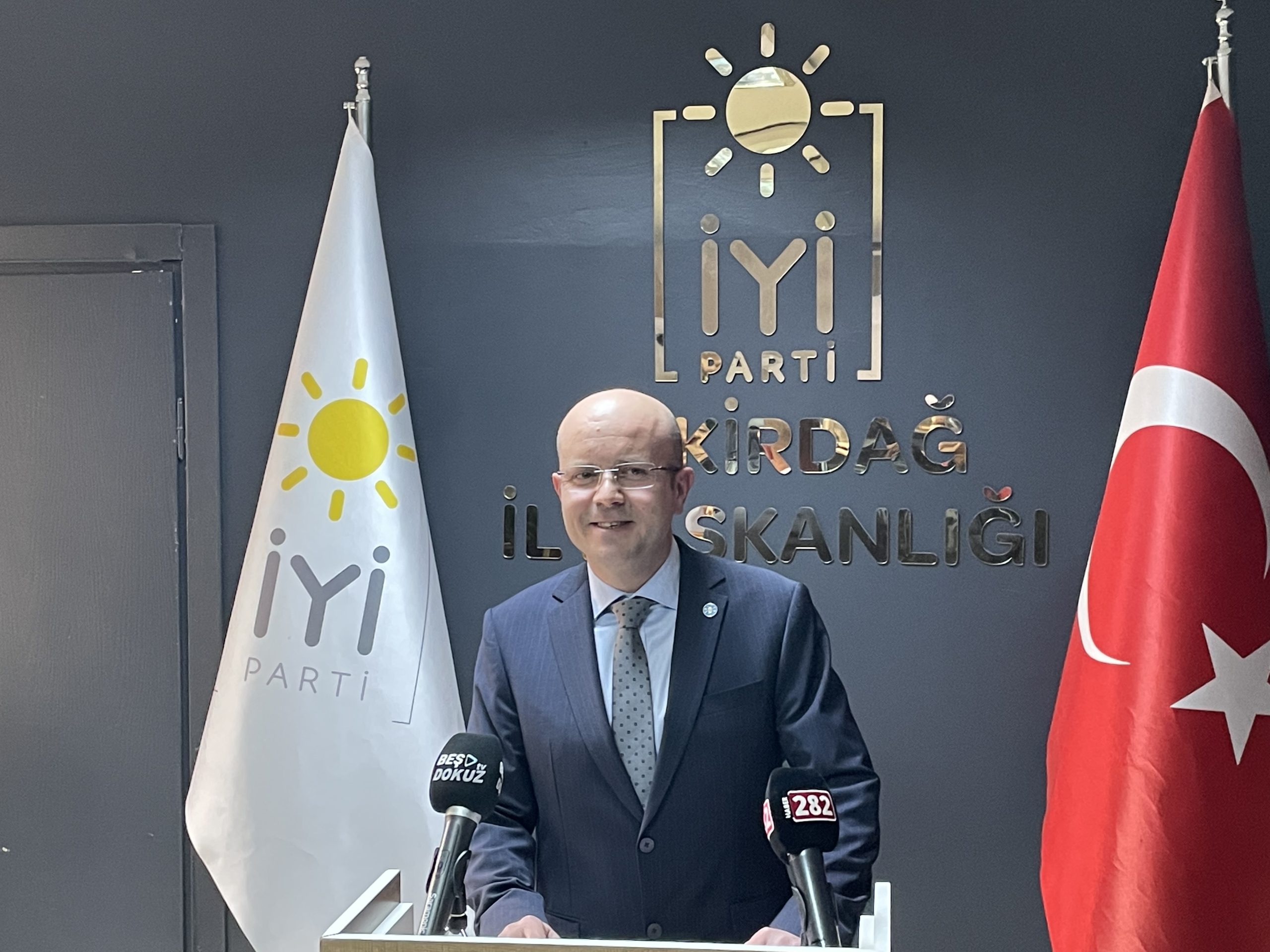 ERKAN DÜZENLİ ADAY ADAYLIĞINI AÇIKLADI Sevilen iş adamı Erkan Düzenli, İYİ Parti Tekirdağ İl Başkanlığı’nda