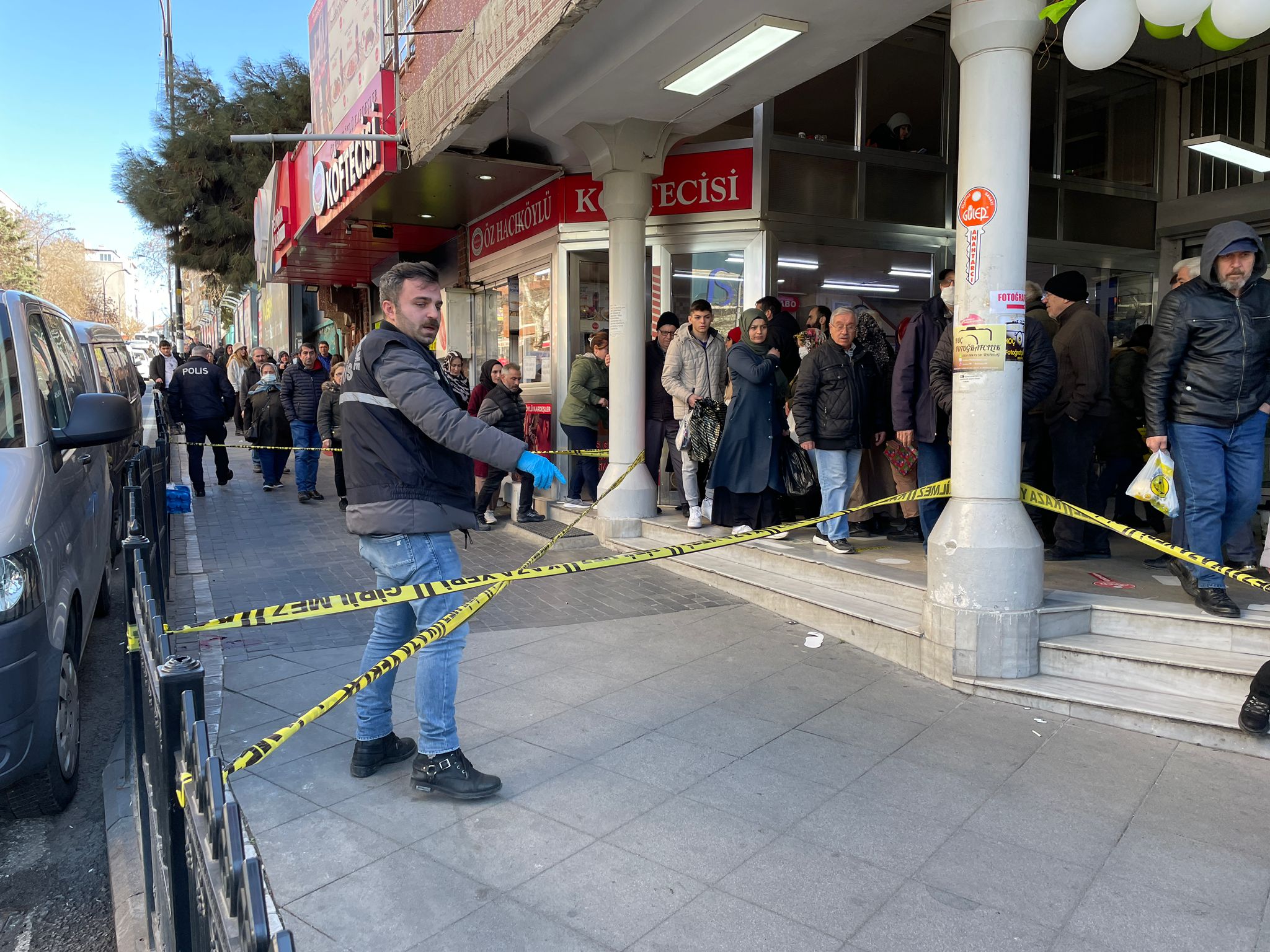 Tekirdağ’ın Süleymanpaşa ilçesinde İ.O., tartıştığı eniştesi C.D.’yi sokakta tabancayla vurarak yaraladı. Kaçan İ.O.,