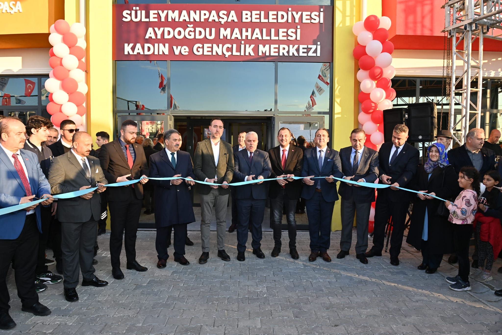 Aydoğdu Gençlik Merkezi Açıldı Süleymanpaşa Belediyesi tarafından Trakya Kalkınma Ajansı katkılarıyla inşa edilen Aydoğdu