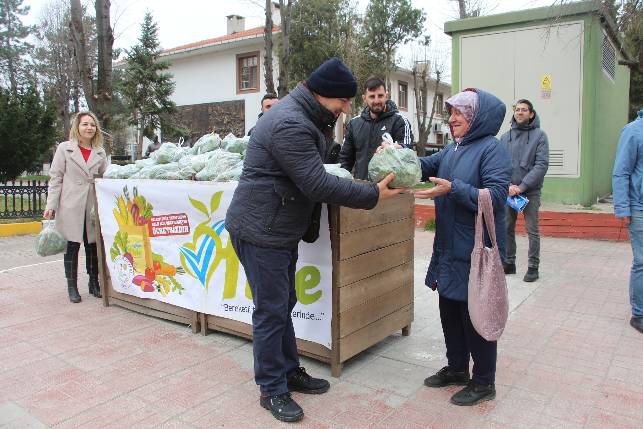 Saray Belediyesinden Ispanak Üreticisine Destek Saray Belediye Başkanı Özgen Erkiş, yerel üreticilere destek olma amacıyla
