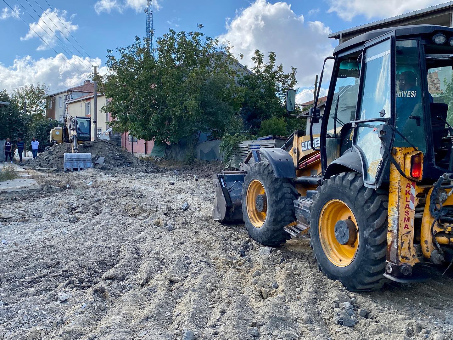 Saray Belediyesi Fen İşleri Müdürlüğü’ne bağlı ekipler ilçe genelinde yol