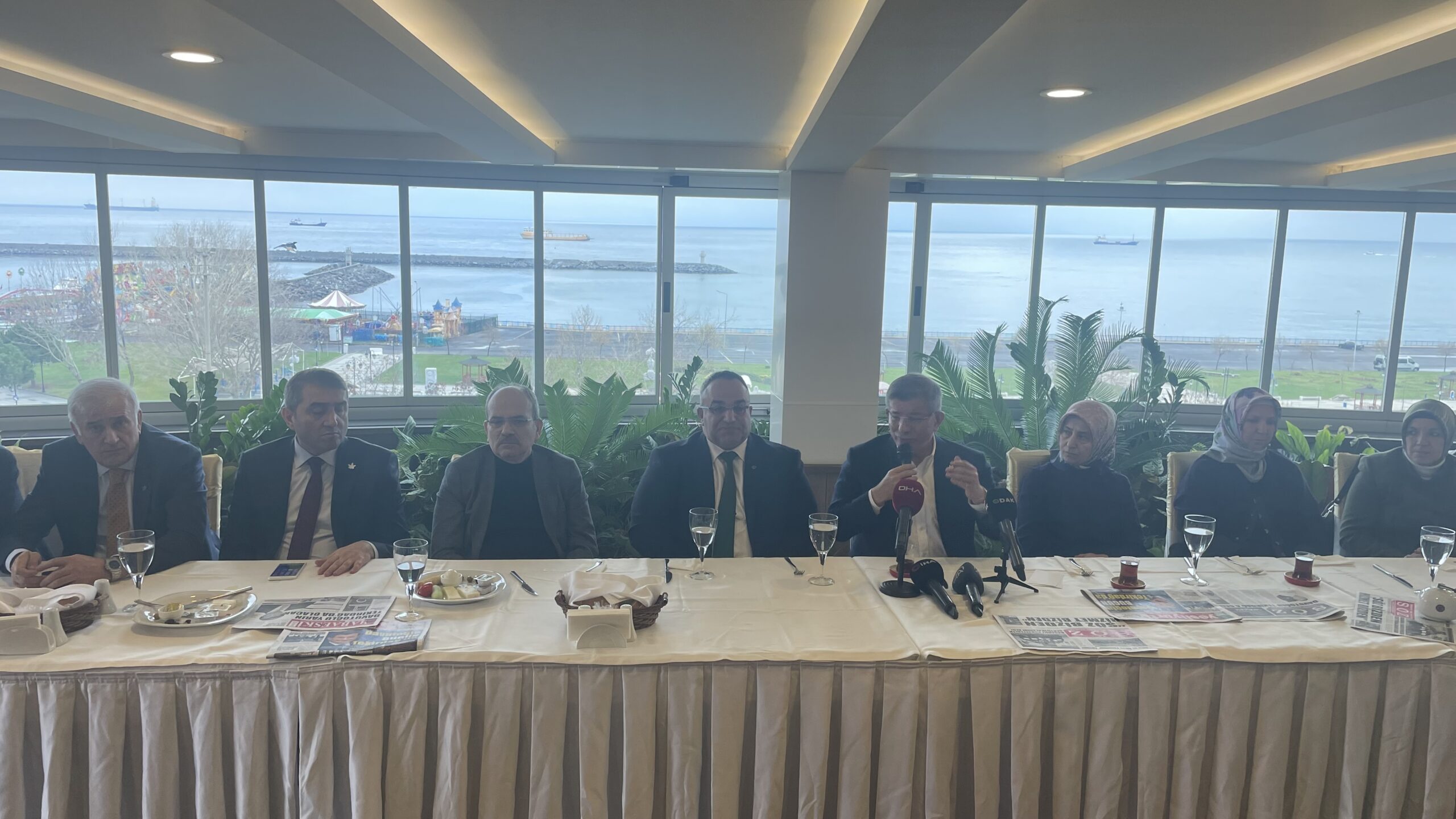 Gelecek Partisi Genel Başkanı Ahmet Davutoğlu, 6’lı masadan çekilebileceğine ilişkin