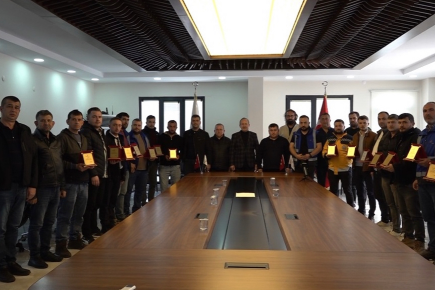 Deprem Bölgesinden Dönen Kahramanlar Ödüllendirildi Asrın felaketi olarak nitelendirilen ve 10 ilde yıkıma ve can