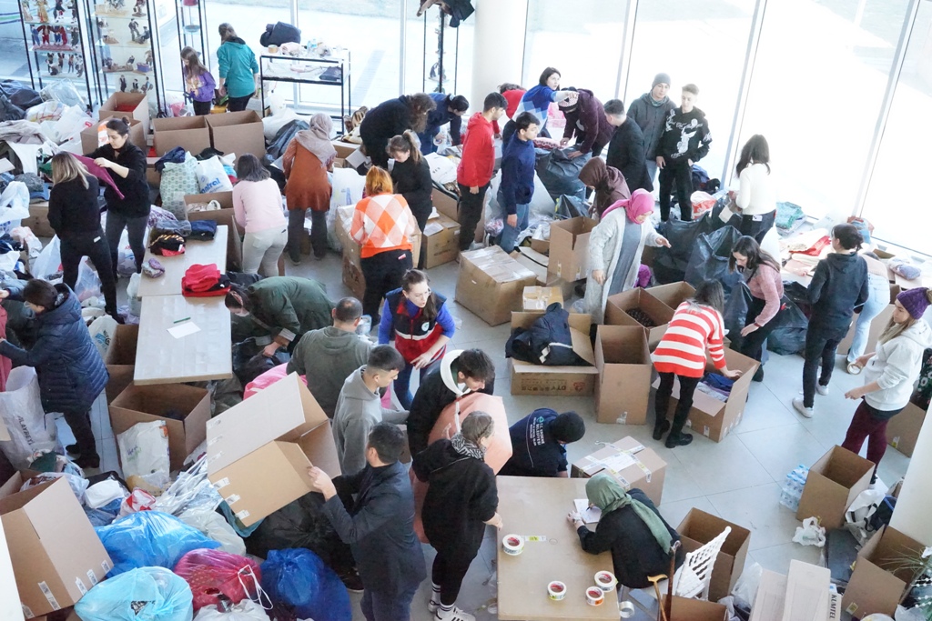 Ergene Belediyesinin Sevgi Köprüsü Yardımları Devam Ediyor Kahramanmaraş merkezli olarak meydana gelen ve 10 ili etkileyen iki