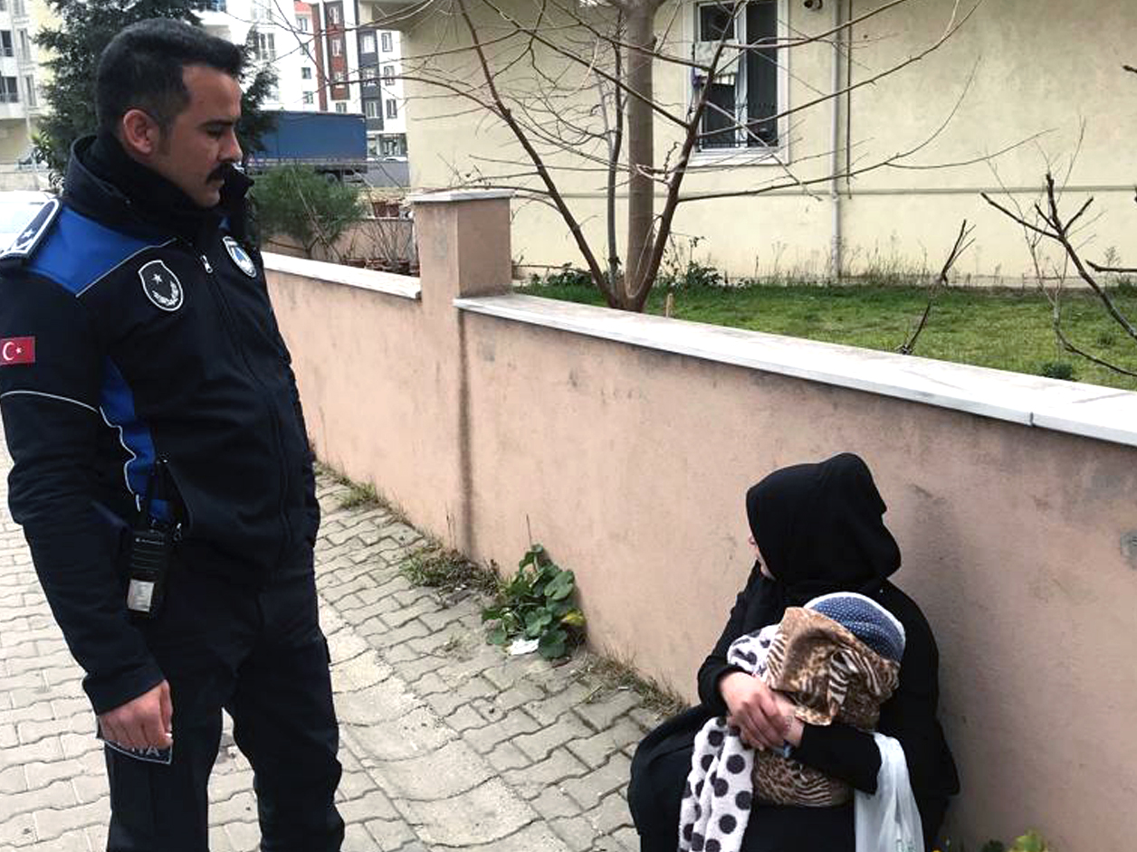Dilencinin Kucağında ki Bebek Oyuncak Çıktı Çorlu'da zabıta ekipleri tarafından dilencilere yönelik yapılan denetimlerde kundağa sarılı