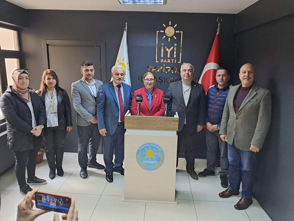 İYİ Parti'de Şadiye Onar Karataş, düzenlediği basın toplantısı ile aday