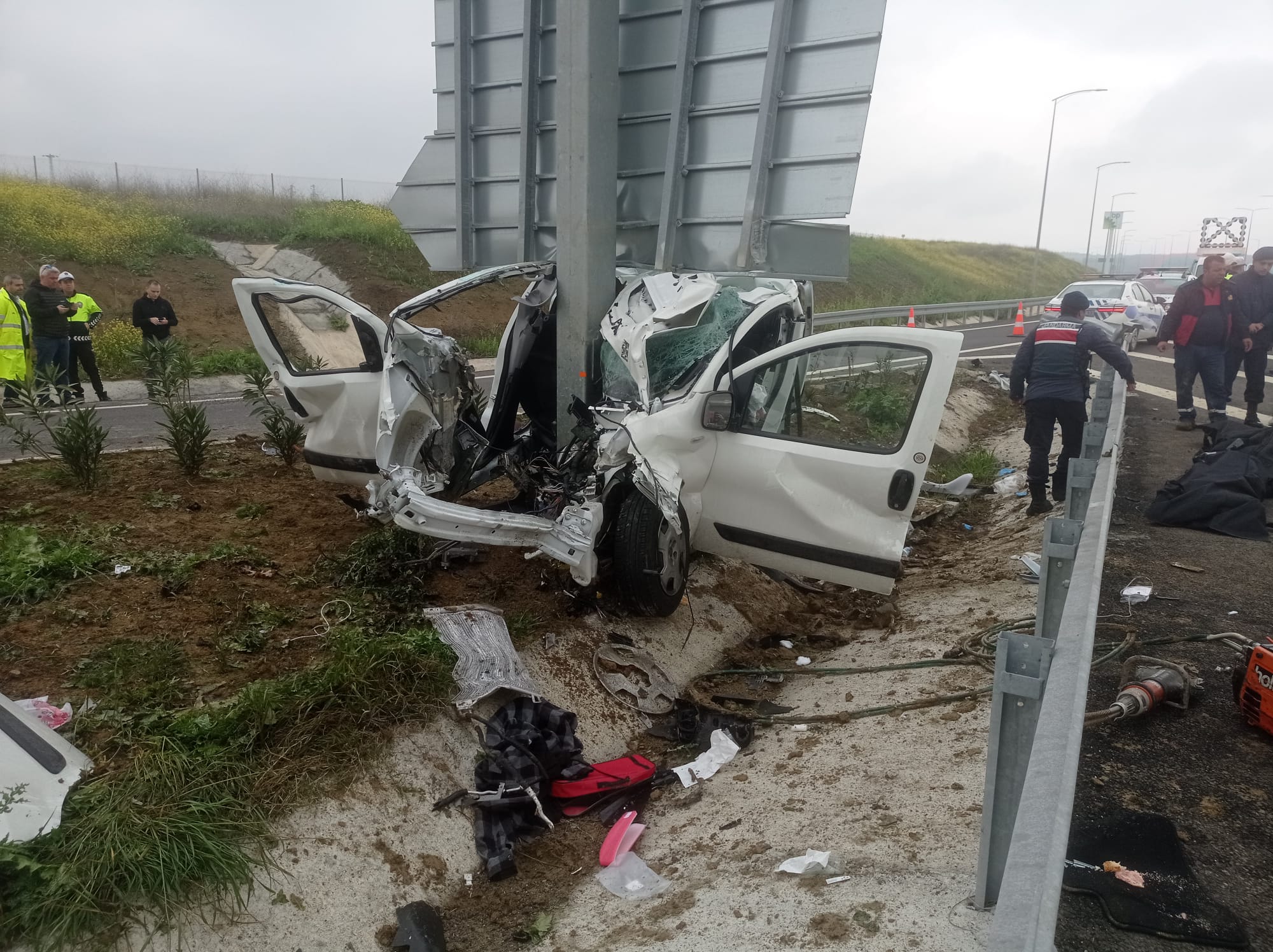 Tekirdağ’da yön tabelasına çarpan otomobilde 2 kişi hayatını kaybetti.. Tekirdağ