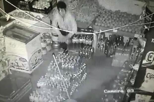 Tekirdağ’da marketten hırsızlık kamerada TEKİRDAĞ’da girdiği marketten para, sigara ve ruhsatlı tabanca çalan B.D. (16),