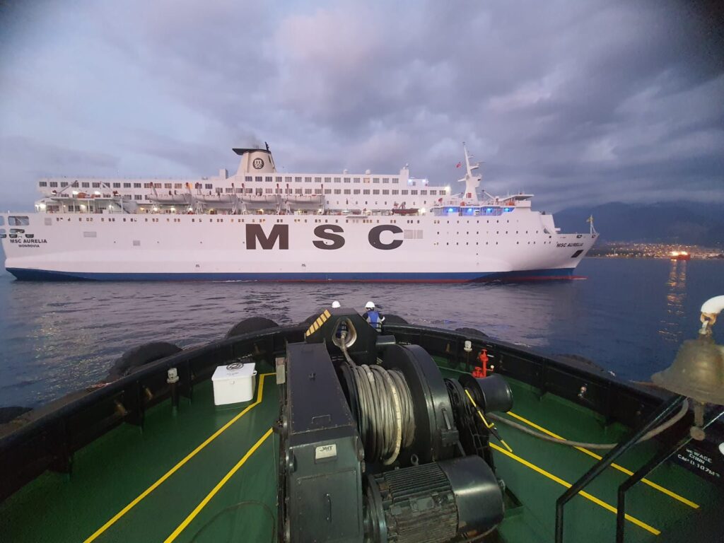 İtalya’dan Geldi Depremzedeleri Misafir Edecek İtalya’nın Napoli şehrinden hareket eden, içinde depremzedeler için temel ihtiyaçlar