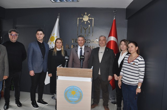 Dr. Aytekin Özdemir Aday Adaylığını Açıkladı Dr. Aytekin Özdemir, İYİ Parti Tekirdağ milletvekili aday adaylığını açıkladı.