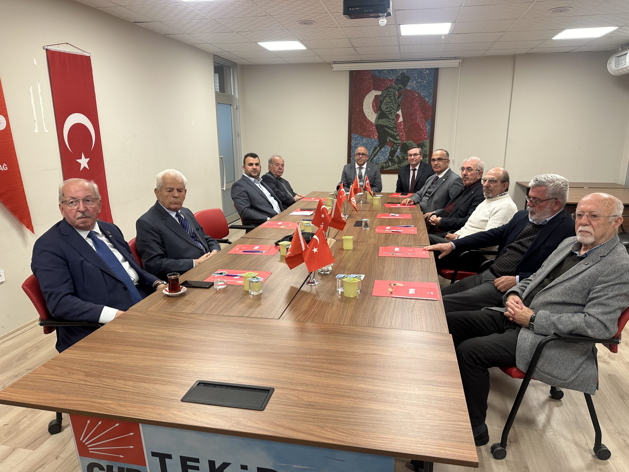 CHP’de Önceki Dönem İl Başkanları Toplandı, Birlik Mesajı Verildi Cumhuriyet Halk Partisi Tekirdağ İl Başkanlığında önceki dönem il başkanlarının