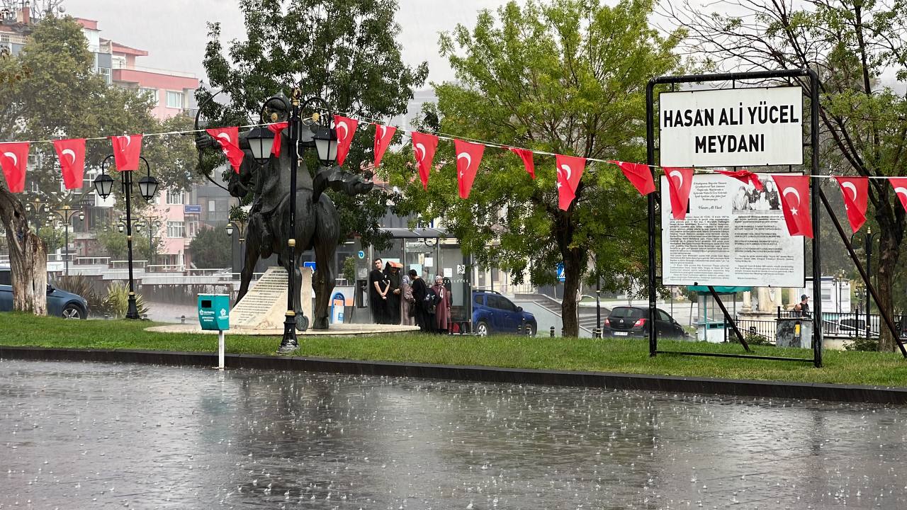 Tekirdağ'ın Süleymanpaşa ilçesinde bir anda bastıran sağanak yağış kısa sürede