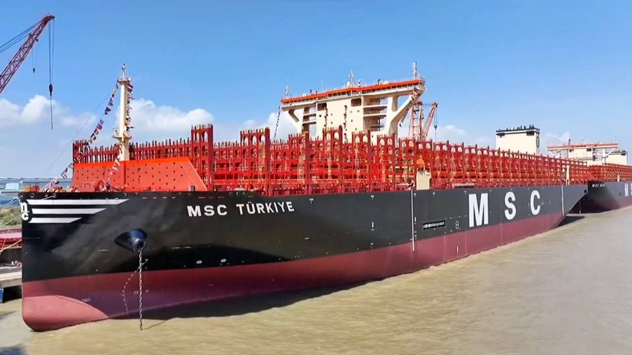 Çin'de inşa ettirilen, dünyanın en büyüklerinden olduğu  blirtilen 12  konteyner