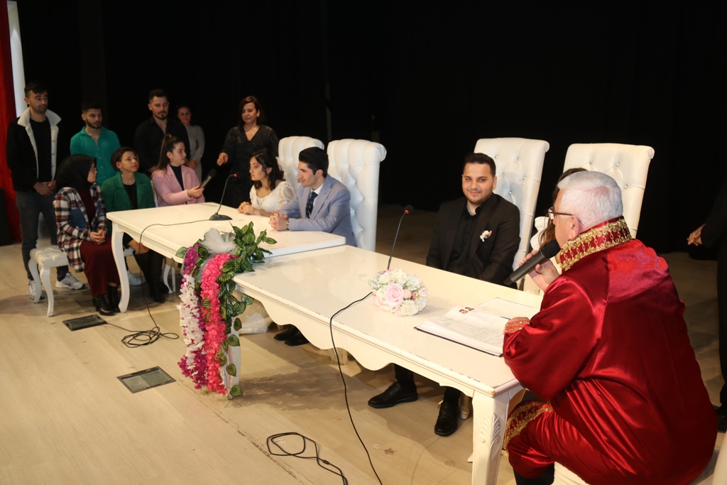 Ergene’de Toplu Nikah Töreni Gerçekleştirildi Ergene Belediyesi ertelemiş olduğu toplu nikah programını önceki gün Ergene