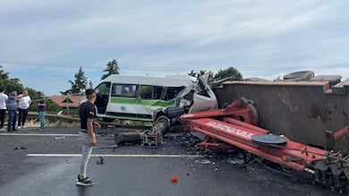 Minibüs ile vinç çarpıştı 12 yaralı Tekirdağ’ın Marmaraereğlisi ilçesinde, sepetli vincin minibüse çarpması sonucu 12 kişi