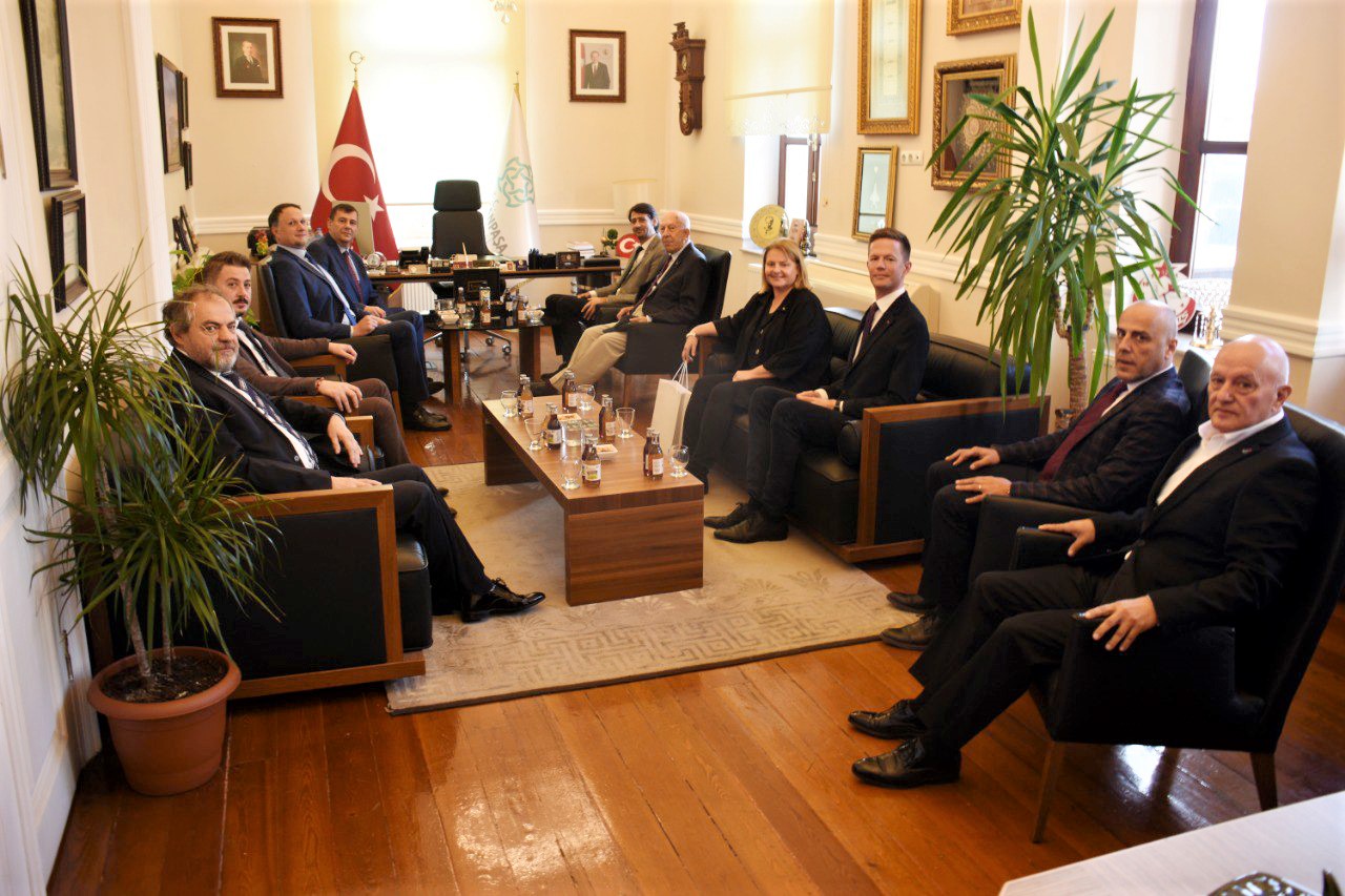 Macaristan Başkonsolosundan Süleymanpaşa Belediyesine Ziyaret Macaristan İstanbul Başkonsolosu Atilla Pinter ve beraberindeki heyet, Süleymanpaşa Belediyesine