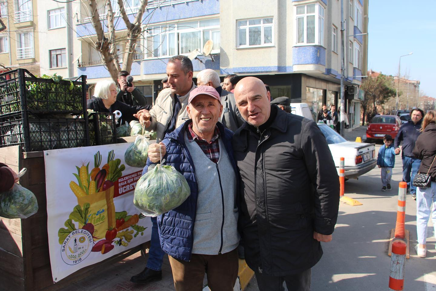 Saray Belediyesi Vatandaşlara Ispanak Dağıttı Saray Belediyesi’ne ait seralarda ata tohumundan yetiştirilen ıspanak ve lahanalar,