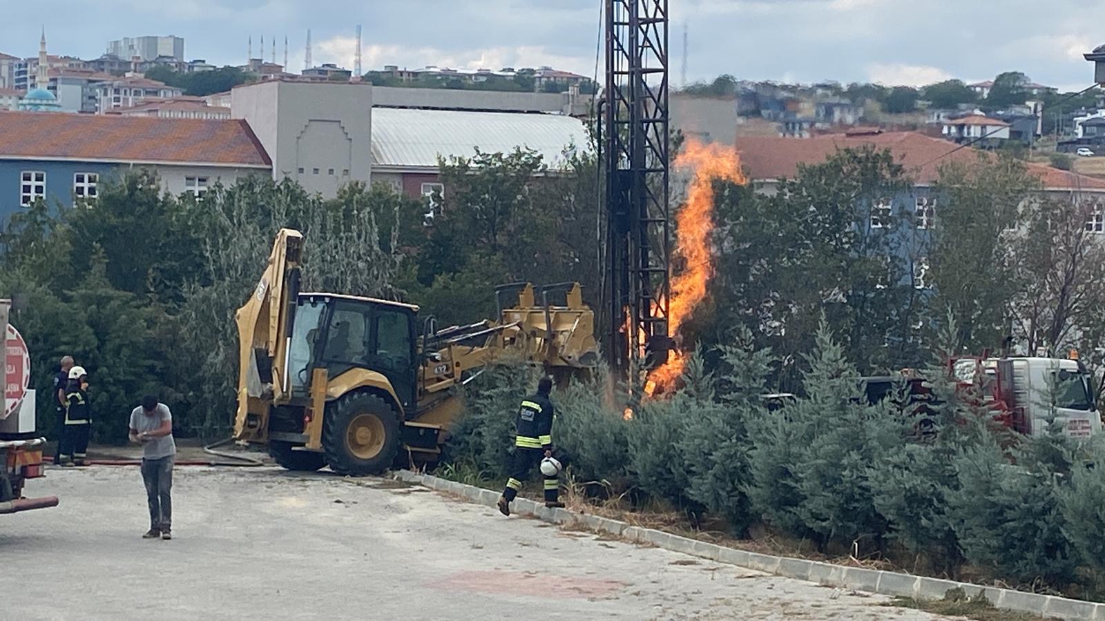 Tekirdağ’ın Süleymanpaşa ilçesinde havuz için kuyu sondajı yaptıkları sırada, doğalgaz