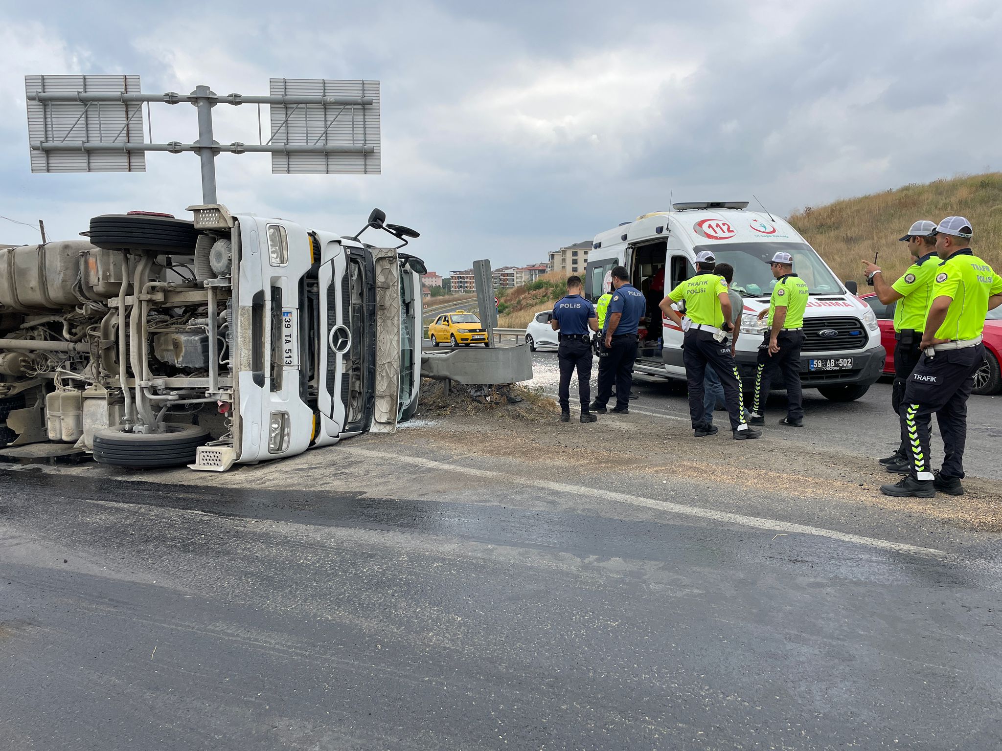 Tekirdağ’ın Süleymanpaşa ilçesinde bulunan Çevre yolunda virajı alamayan mıcır yüklü