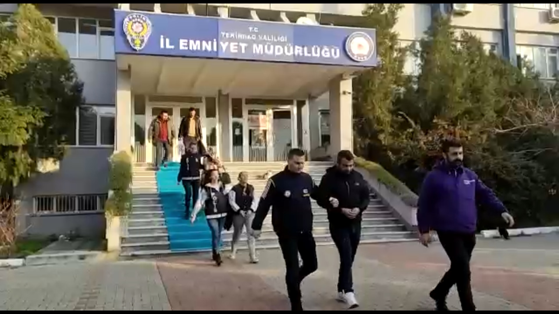 Tekirdağ’da Fuhuş Operasyonu, 2 Kişi Tutuklandı Tekirdağ’ın Süleymanpaşa ilçesinde polis ekiplerince düzenlenen fuhuş operasyonunda 2 kişi