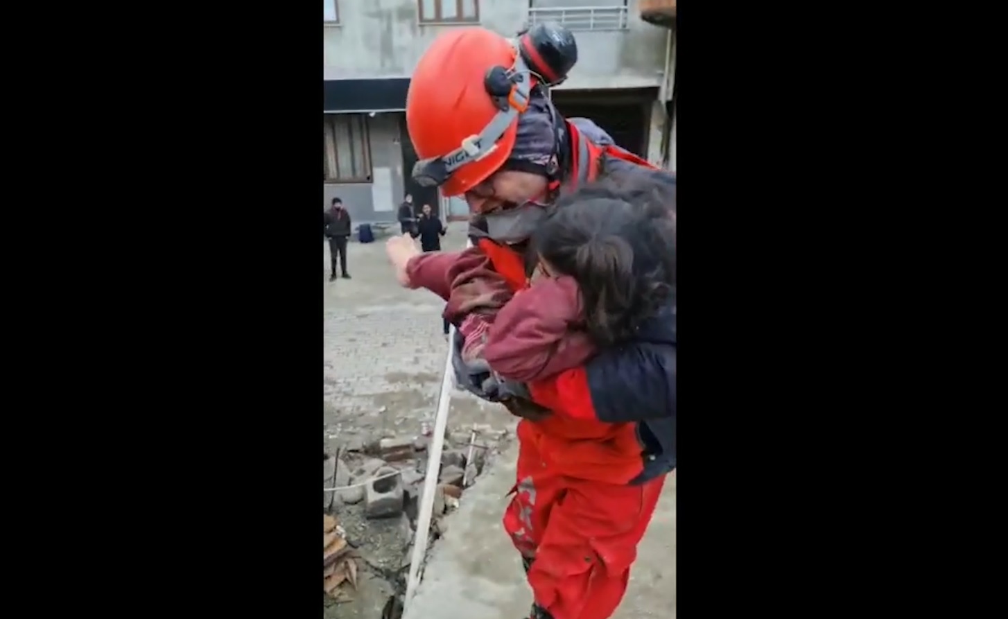 Tekirdağ’dan deprem bölgelerine giden madenciler ve AKUT ekipleri enkaz bölgelerinden
