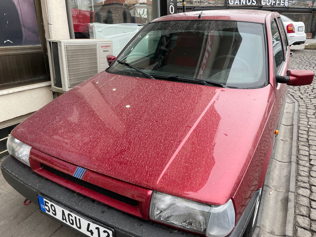 Tekirdağ'ın Süleymanpaşa ilçesinde toz taşınması nedeniyle yağmurla birlikte çamur yağdı.