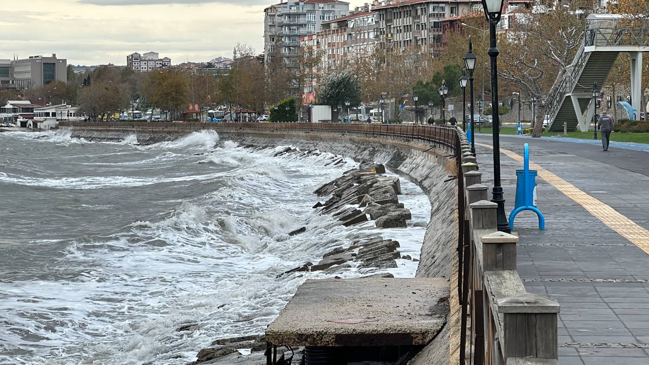 Tekirdağ’da Lodos Deniz Ulaşımını Olumsuz Etkiledi Marmara Denizinin Tekirdağ kıyılarında etkili olan lodos deniz ulaşımını olumsuz