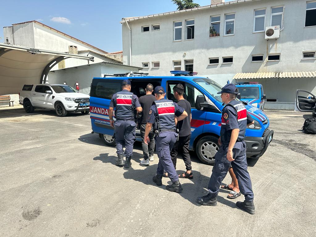 Tekirdağ’da İnsan Kaçakçılığı Operasyonu; 13 Tutuklu Tekirdağ’da son bir haftada göçmen kaçakçılığı yaptığı iddiasıyla gözaltına alınan