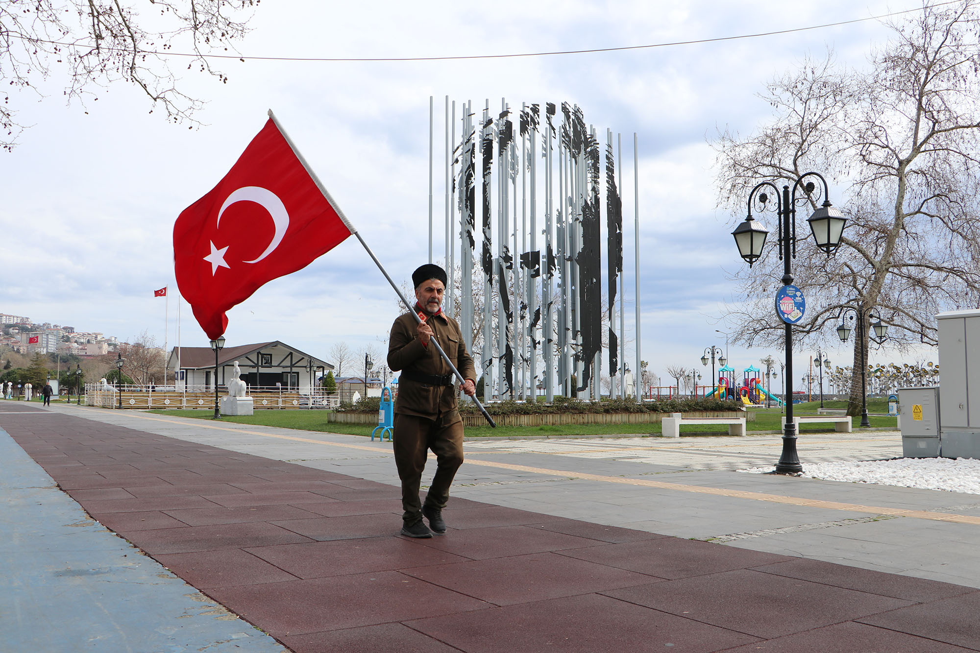 Çanakkale Deniz Zaferi'nin yıl dönümü sebebiyle asker üniforması ve elinde