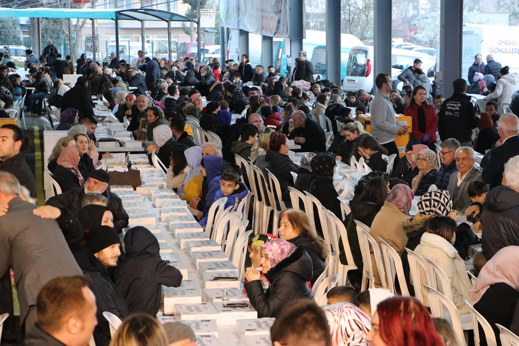 Süleymanpaşa’da Bin Kişilik Gönül Sofrası Kuruldu Süleymanpaşa Belediyesi tarafından geleneksel hale getirilen ‘Gönül Sofraları’ her yıl