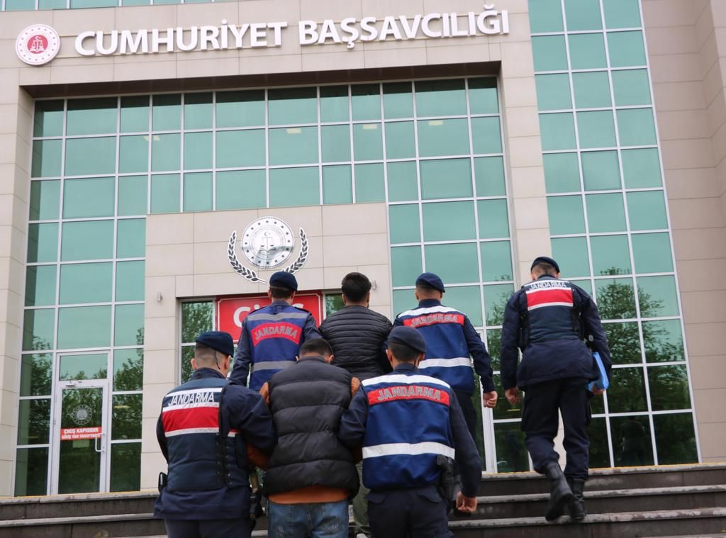 Tekirdağ’da Terör Örgütü Propagandasına 3 Tutuklama Tekirdağ’da sosyal medya paylaşım sitelerinde terör örgütü PKK'nın propagandasını yaptığı