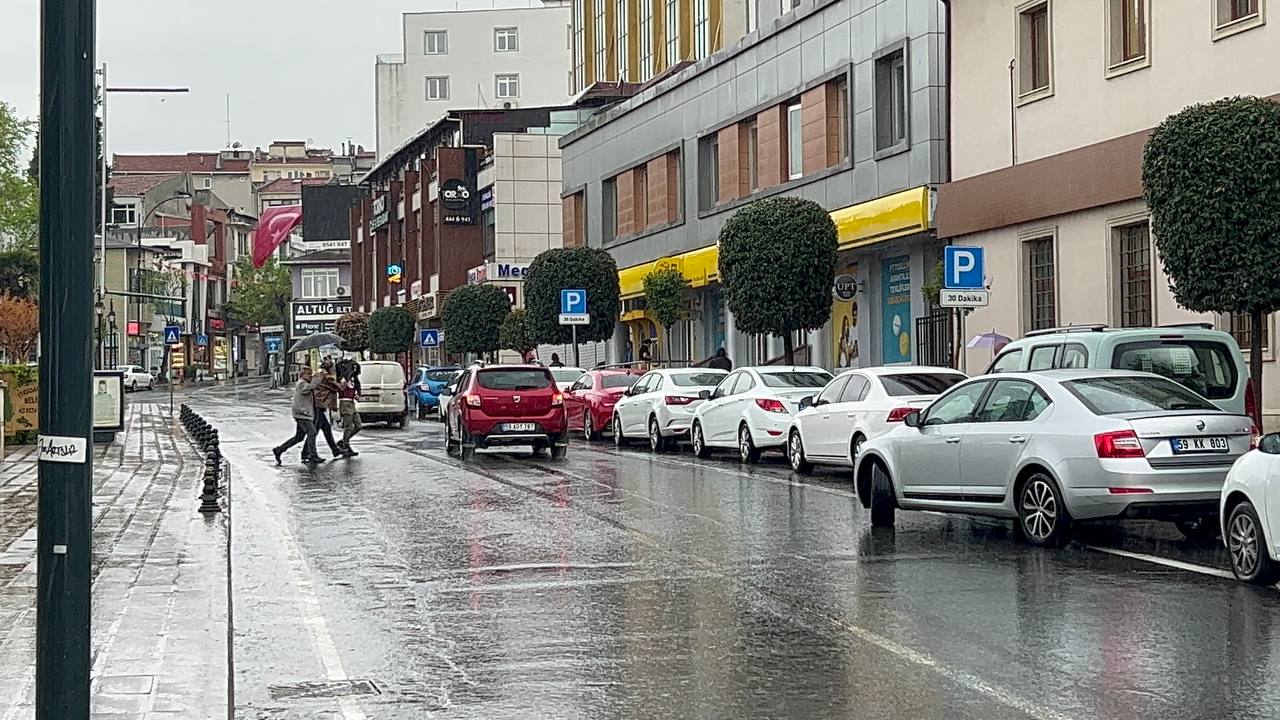 Tekirdağ’da Meteoroloji genel müdürlüğü tarafından yapılan yağış uyarısı sonrası, sabah