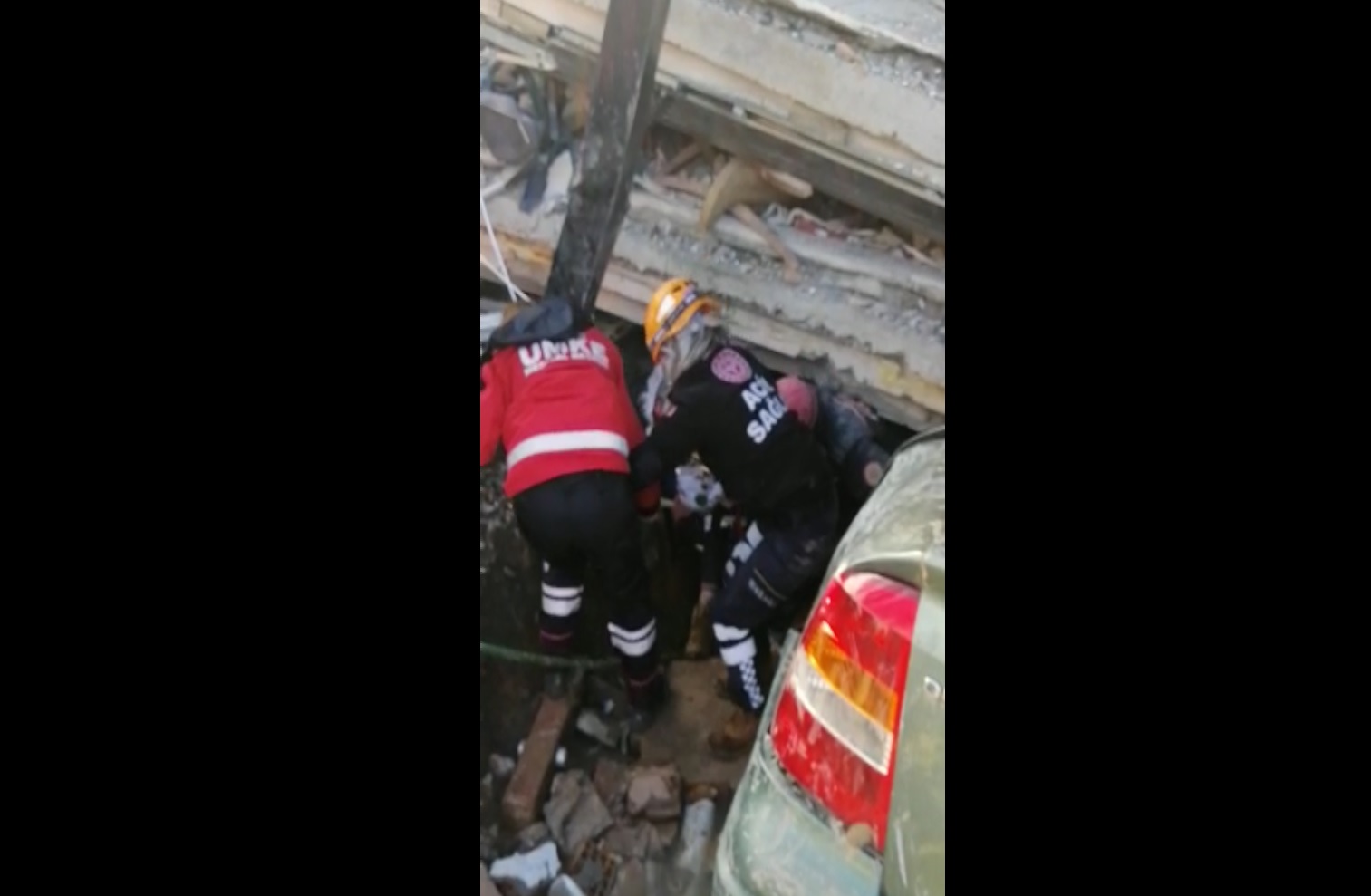 Kahramanmaraş merkezli 10 ili etkileyen depremden sonra Hatay İskenderun’da arama