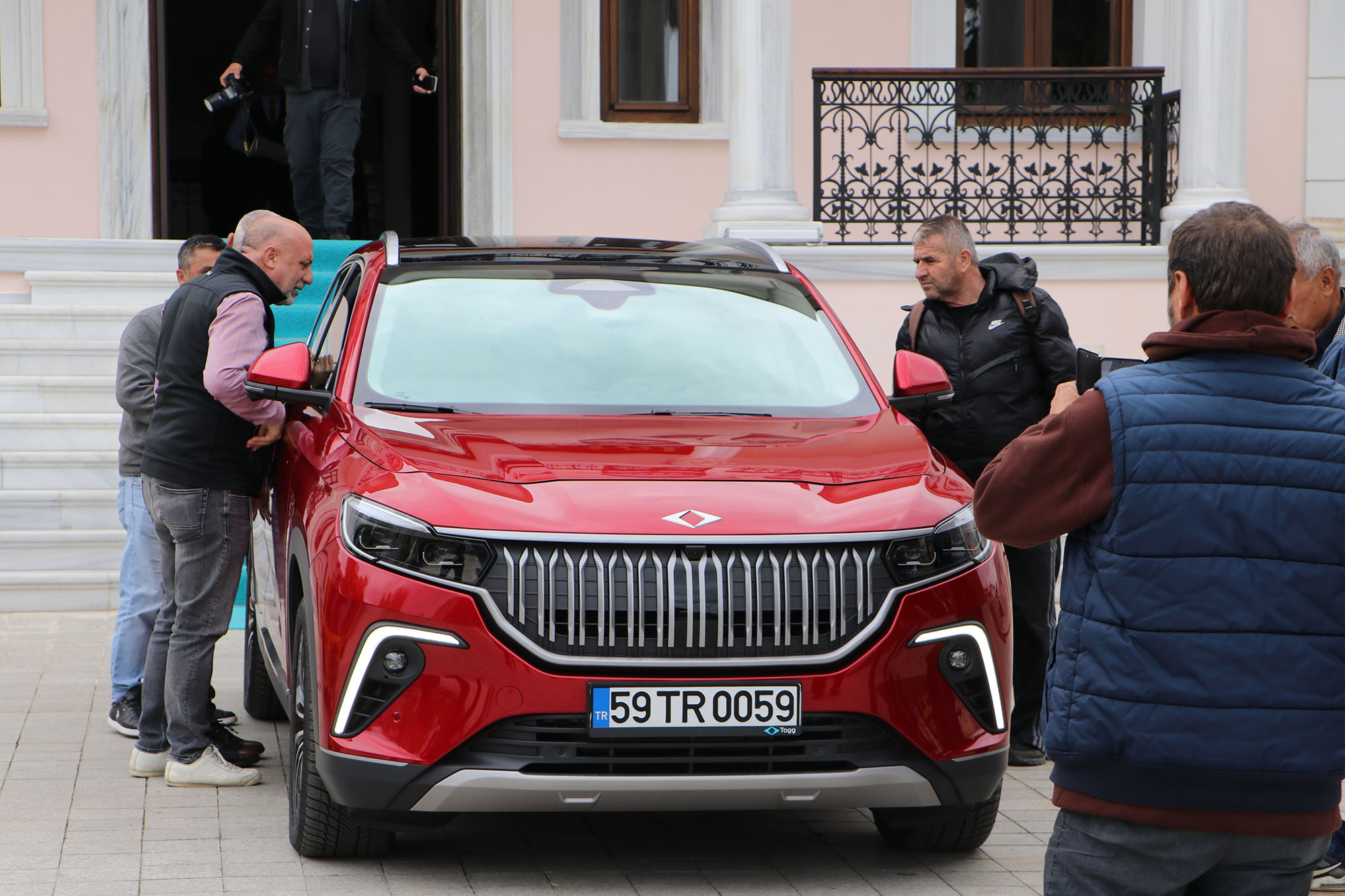 Türkiye’nin yerli otomobili TOGG Tekirdağ valiliği önünde sergilenmeye başladı.